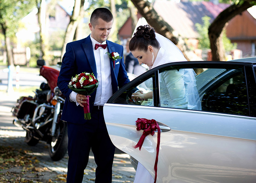 Bride and Groom arrives to the Wedding Ceremony